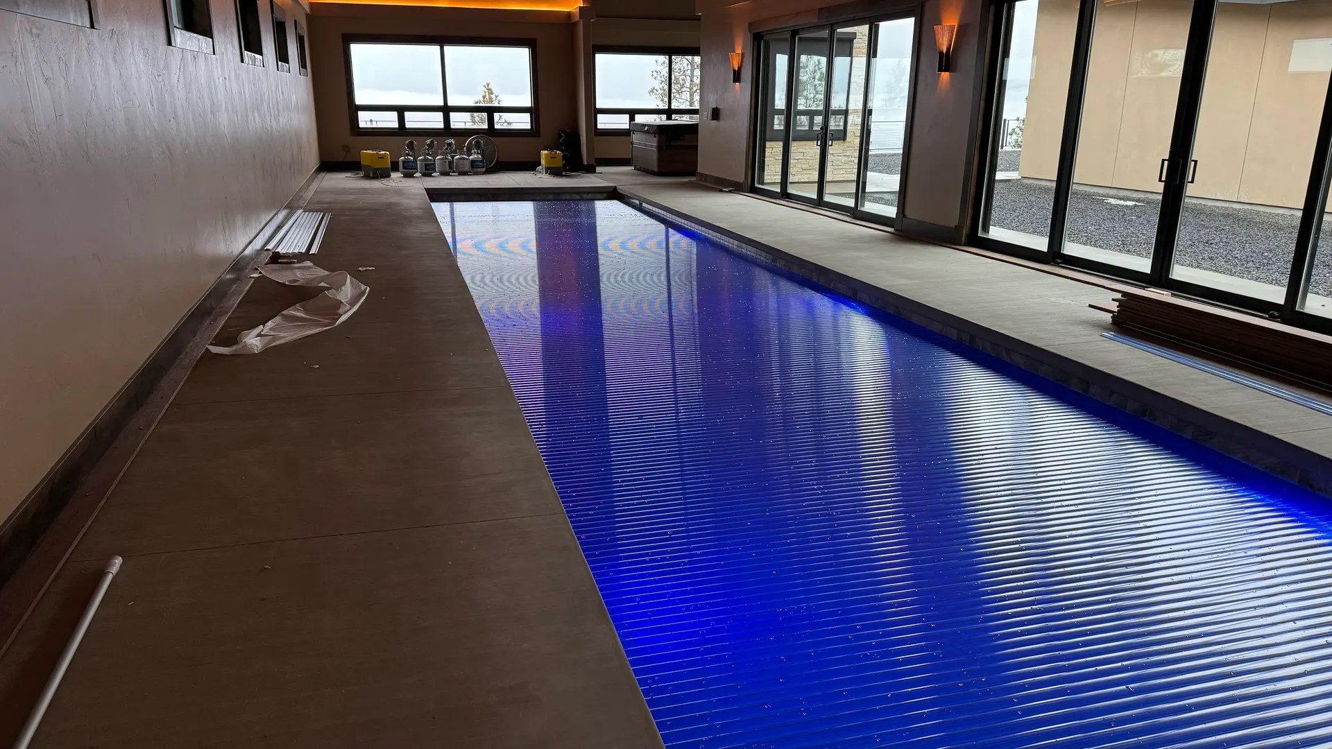 Indoor pool with a closed automatic safety cover