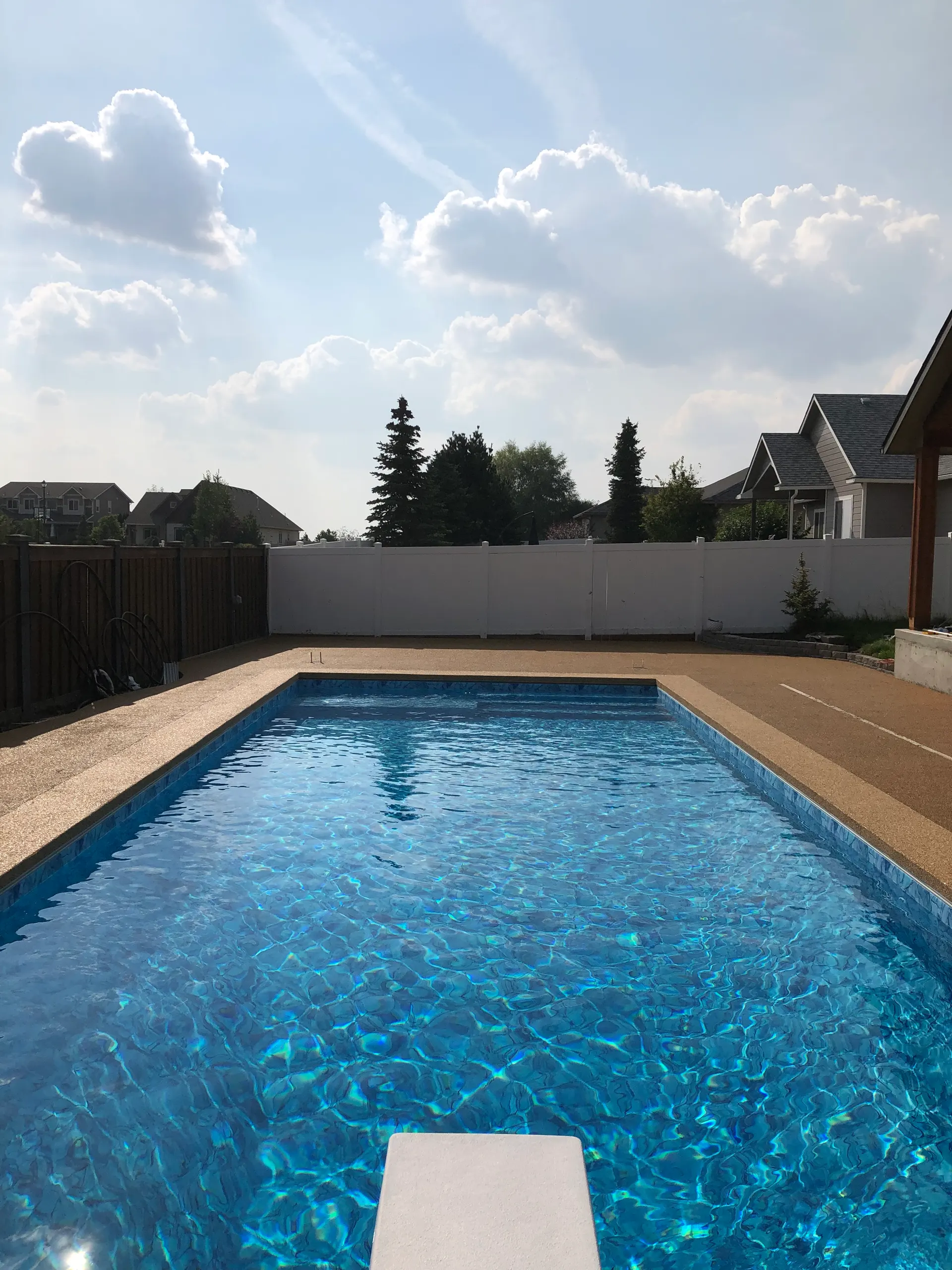 Rectangular pool with a diving end and automatic-cover edge